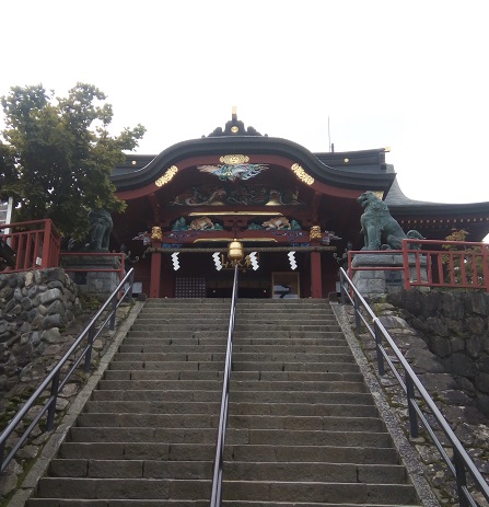 アリジゴクの巣が沢山ある東京都内の御嶽（みたけ）神社