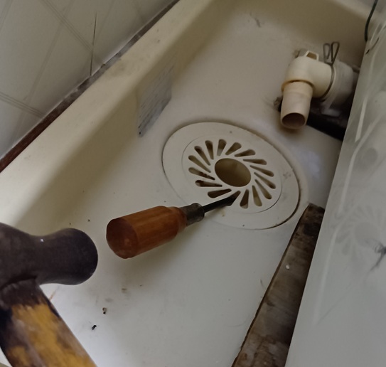 【実録】洗濯機の排水口の古くて固い外せないフタ(目皿)を外した方法